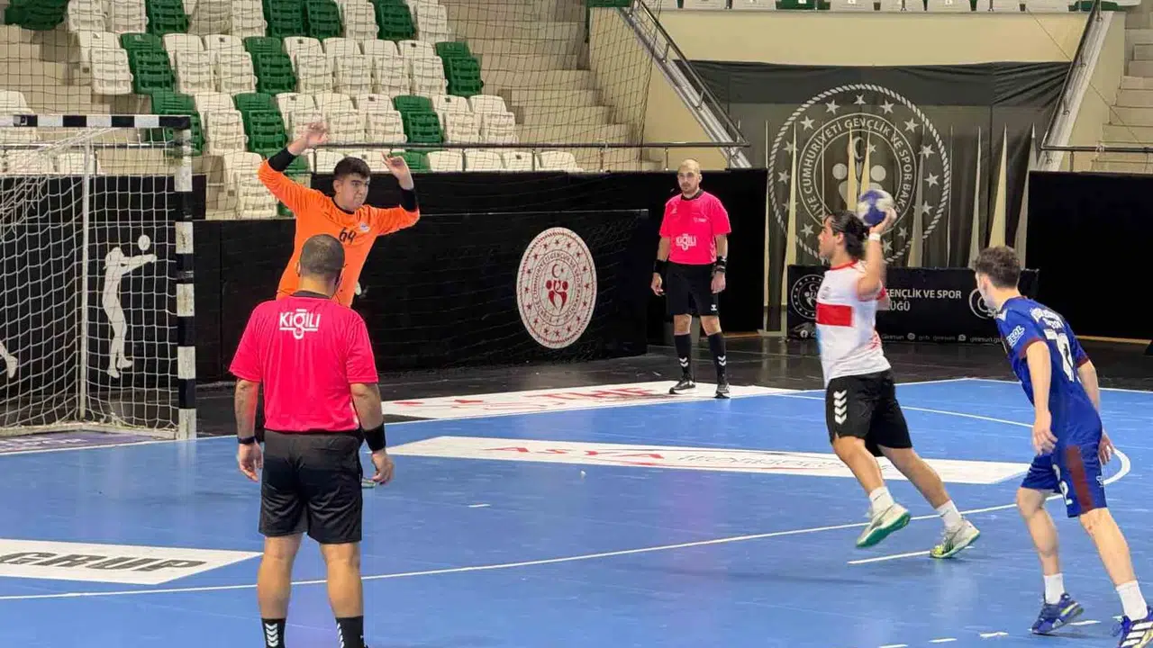 Giresun parkelerinde gol yağmuru: Genç hentbolcular şampiyonluk için ter döküyor