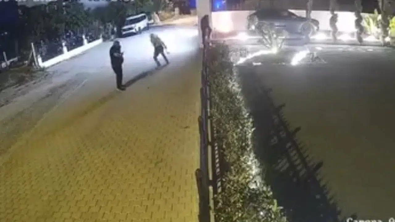Kuşadası'nda gece yarısı dehşeti: Lüks otomobili göz göre göre ateşe verdiler