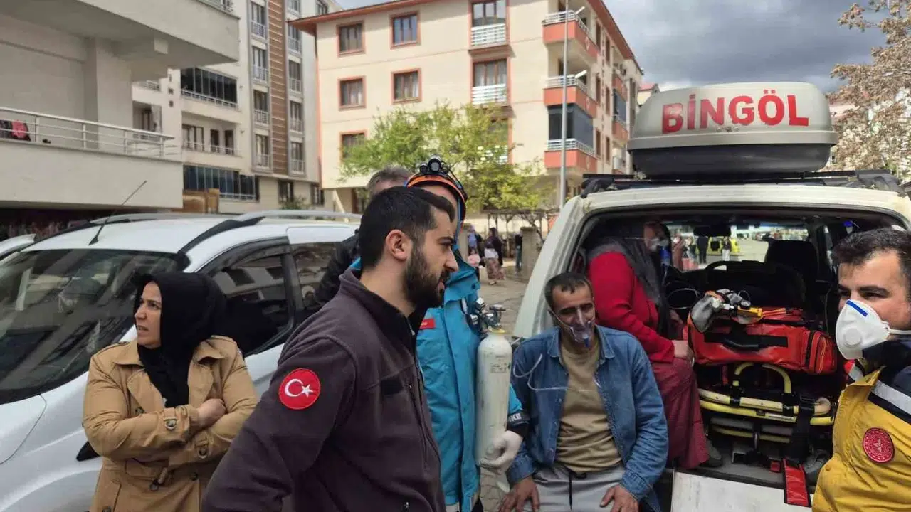 Bingöl'de korku dolu anlar: 5 katlı binayı dumanlar teslim aldı