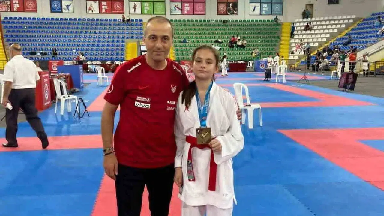 Bilecik’in gururu Trabzon’da parladı: Genç karateci kürsüye ambargo koydu