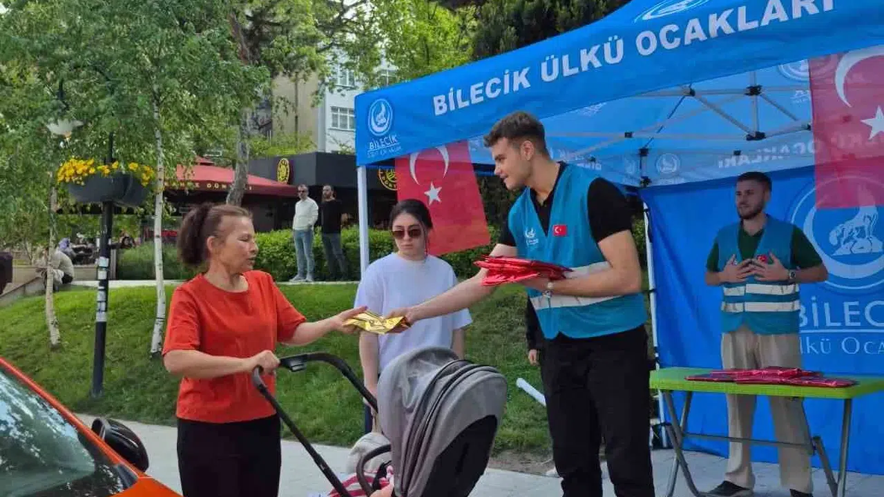 Bilecik’te Anneler Günü sürprizi: Çarşı meydanında çiçekli ve hediyeli kutlama