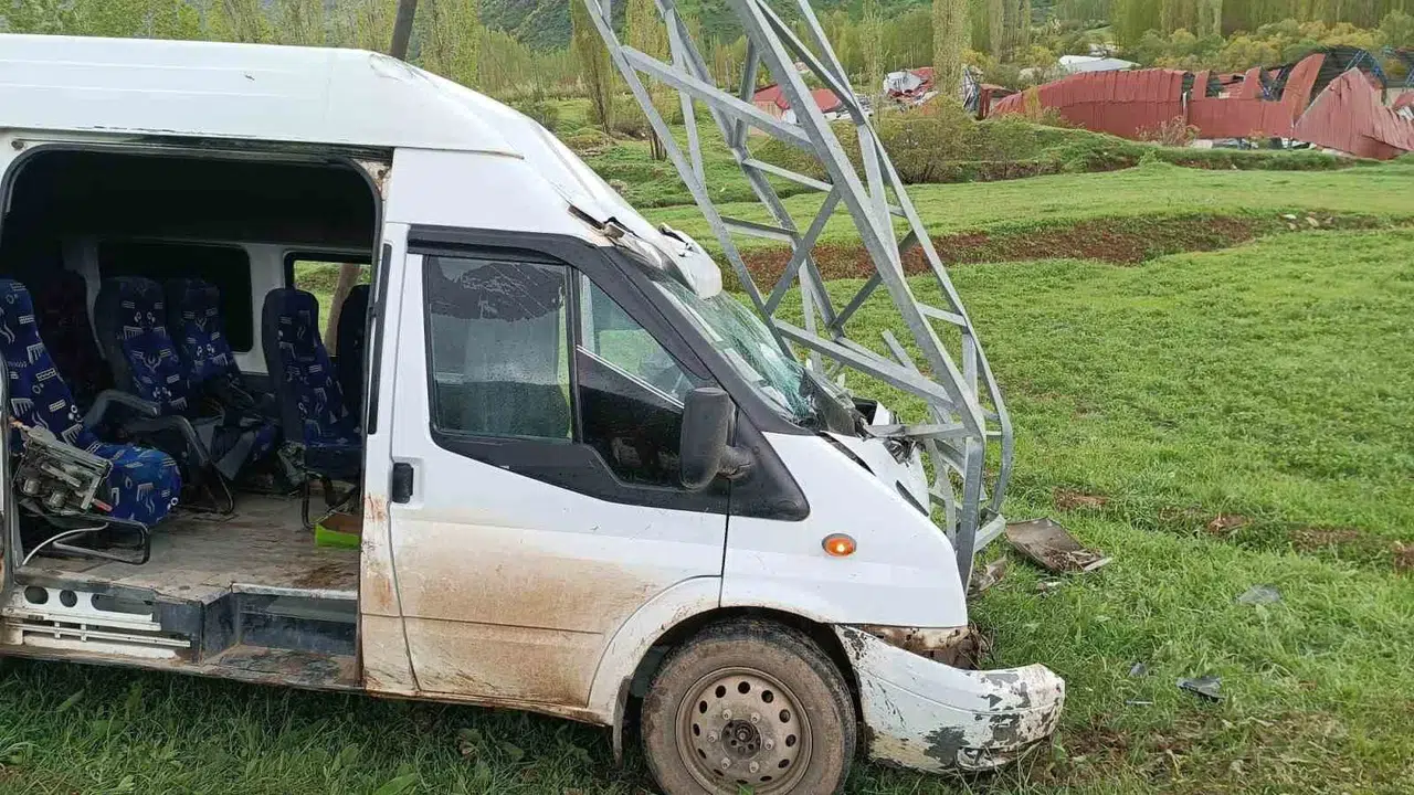 Şemdinli yolunda korkunç kaza: Minibüs elektrik direğine çarptı, 11 kişi hastanelik oldu