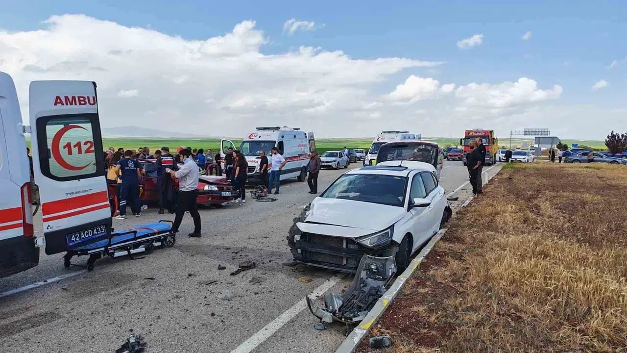 Kulu'da kavşak dehşeti: İki otomobil hurdaya döndü, 5 kişi hastanelik oldu