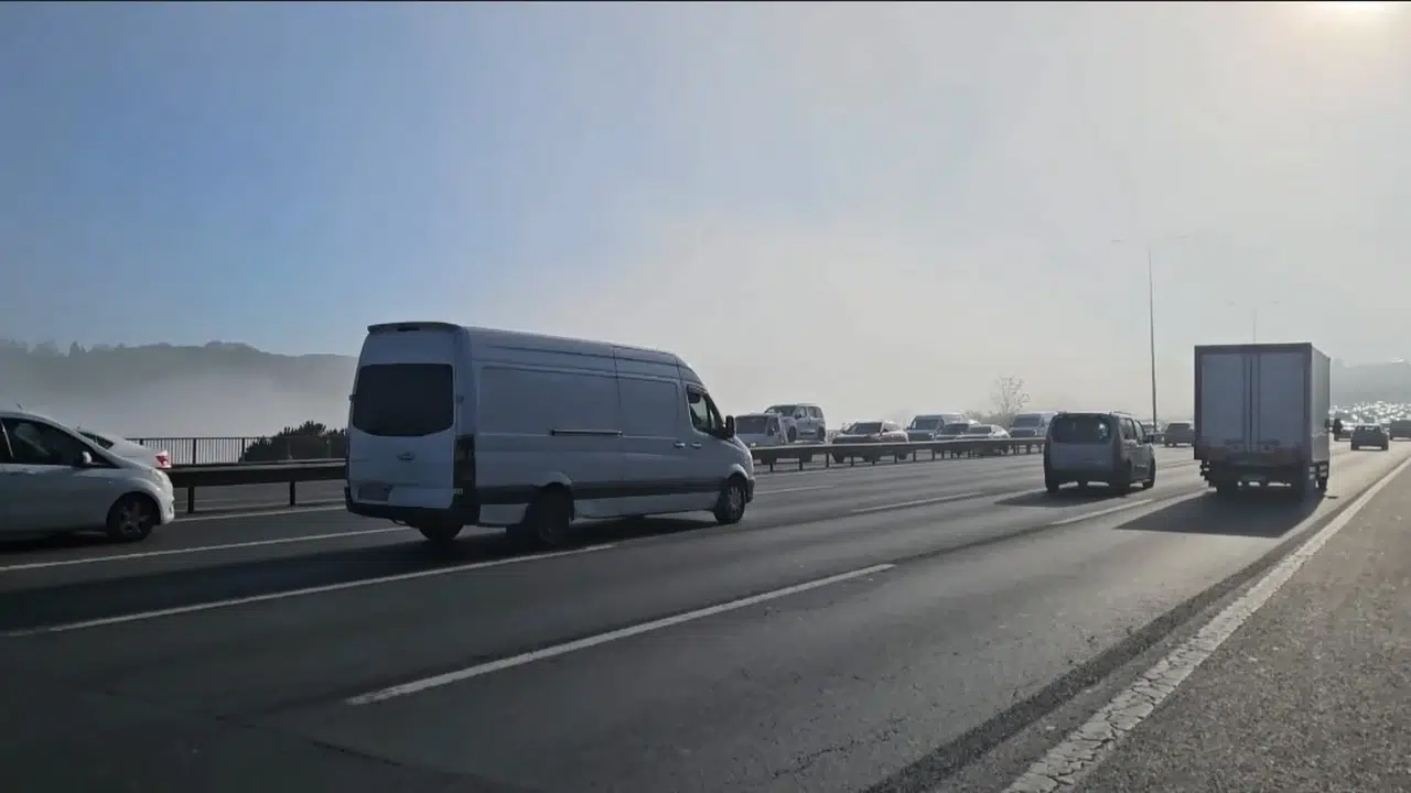 İstanbul güne sisle uyandı: Boğaz'da ulaşım durma noktasına geldi
