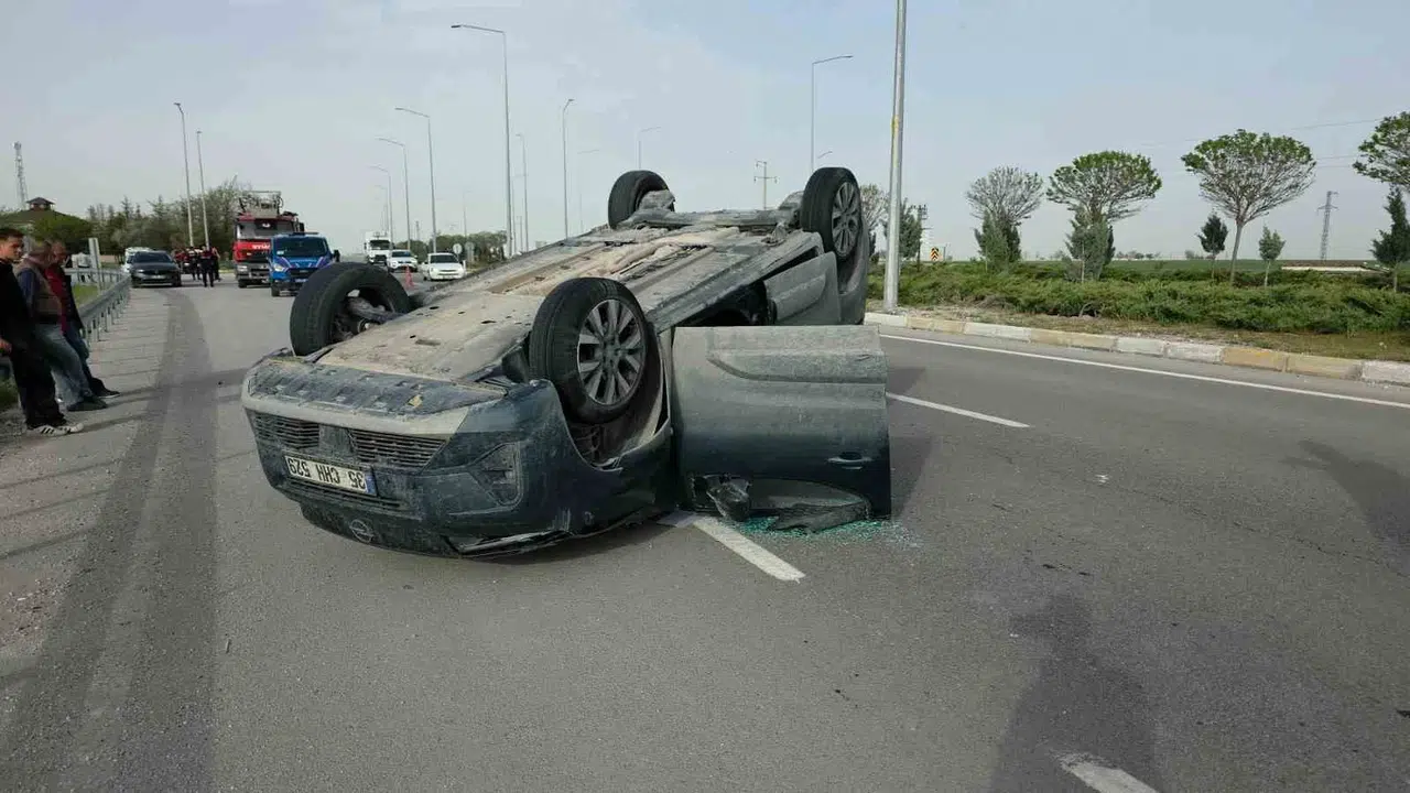 Aksaray’da korkutan kaza: Kavşakta çarpışan otomobil takla attı