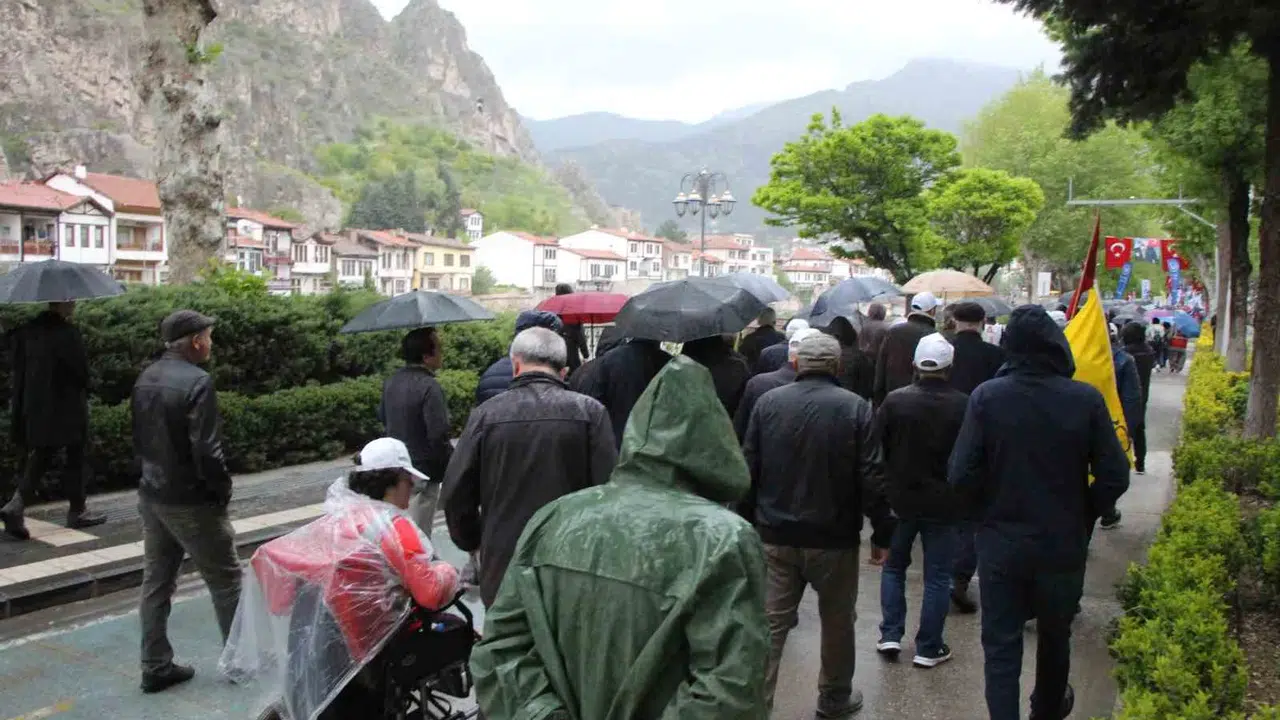 Amasya’da 1 Mayıs coşkusu yağmura takıldı: Meydan kutlaması yarıda kaldı