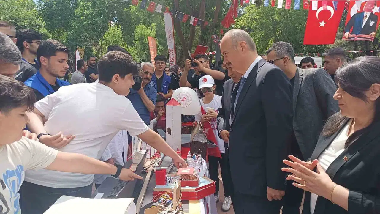 Batman'da 19 Mayıs coşkusu: Gençler kurtuluş meşalesini gururla taşıdı