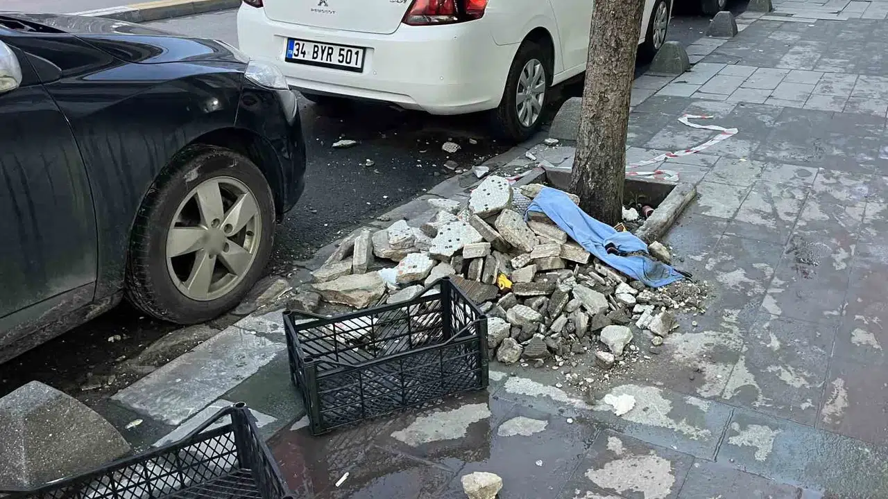Küçükçekmece’de korku dolu anlar: 6 katlı binadan kopan beton bloklar sokağı savaş alanına çevirdi
