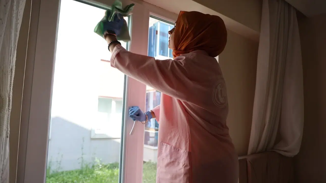Yalnızlığa çare oldular: Kartepe’de bayram öncesi kapı kapı dolaşıp gönülleri fethettiler