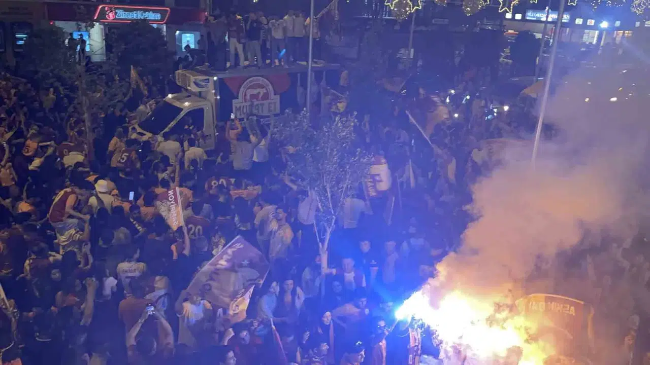 Osmaniye’de şampiyonluk gecesi: Sokaklar sarı-kırmızıya boyandı