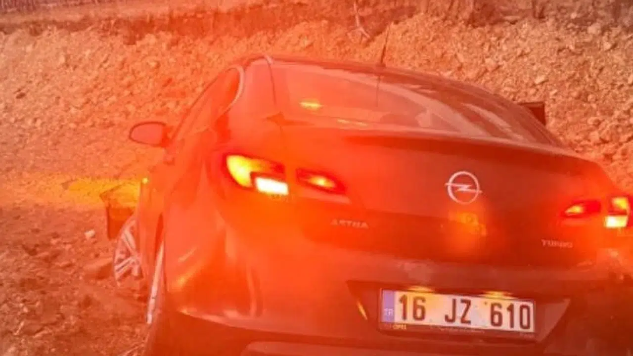 İnegöl yolunda dehşet anları: Otomobil üstgeçit inşaatına çakıldı