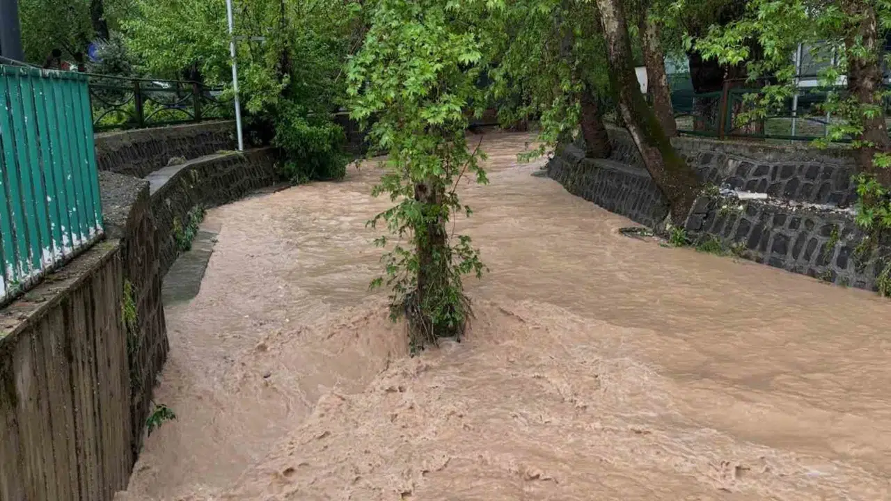 Gaziantep'te kabus dolu saatler: Fırtına çatıları uçurdu, dere yatağı taştı