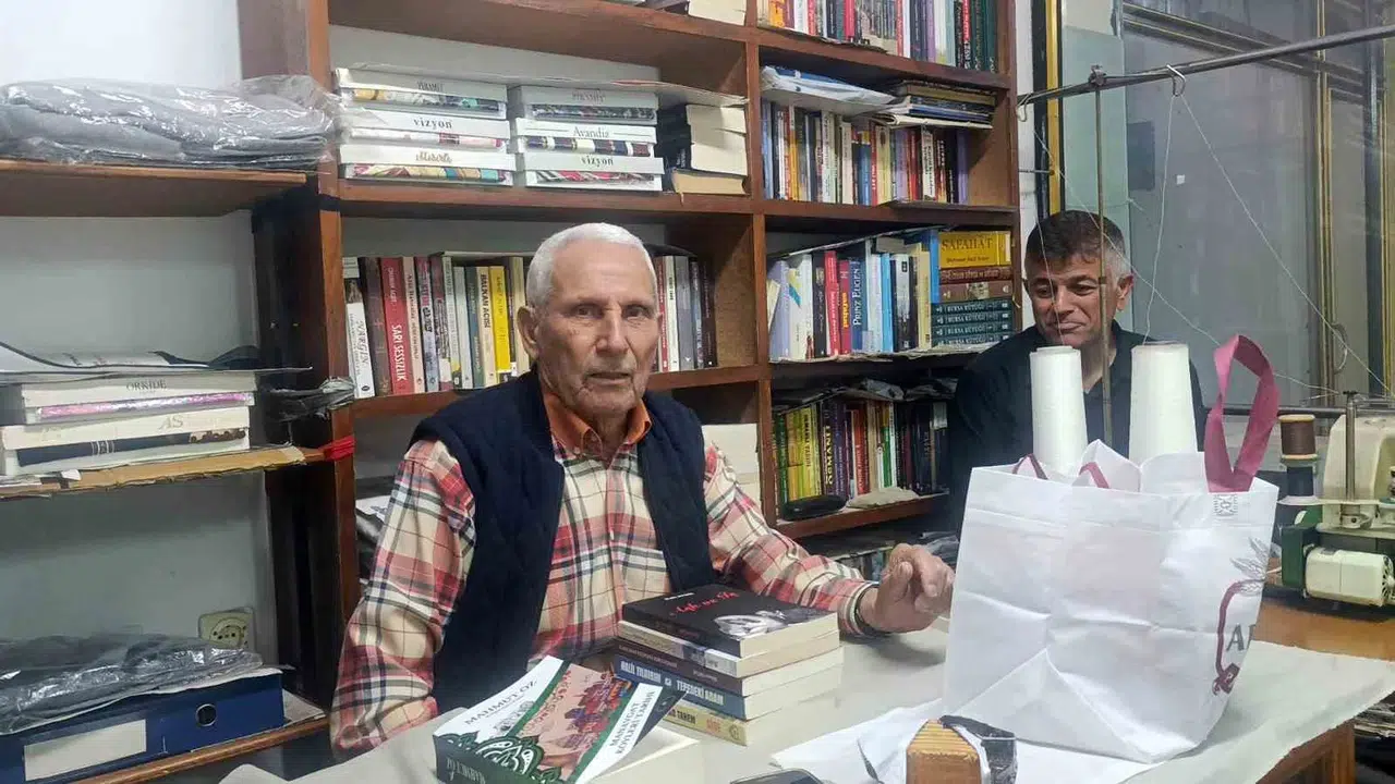 İğne iplikten kelimelerin dünyasına: 83 yaşındaki terzi ömrünü kitaplara adadı