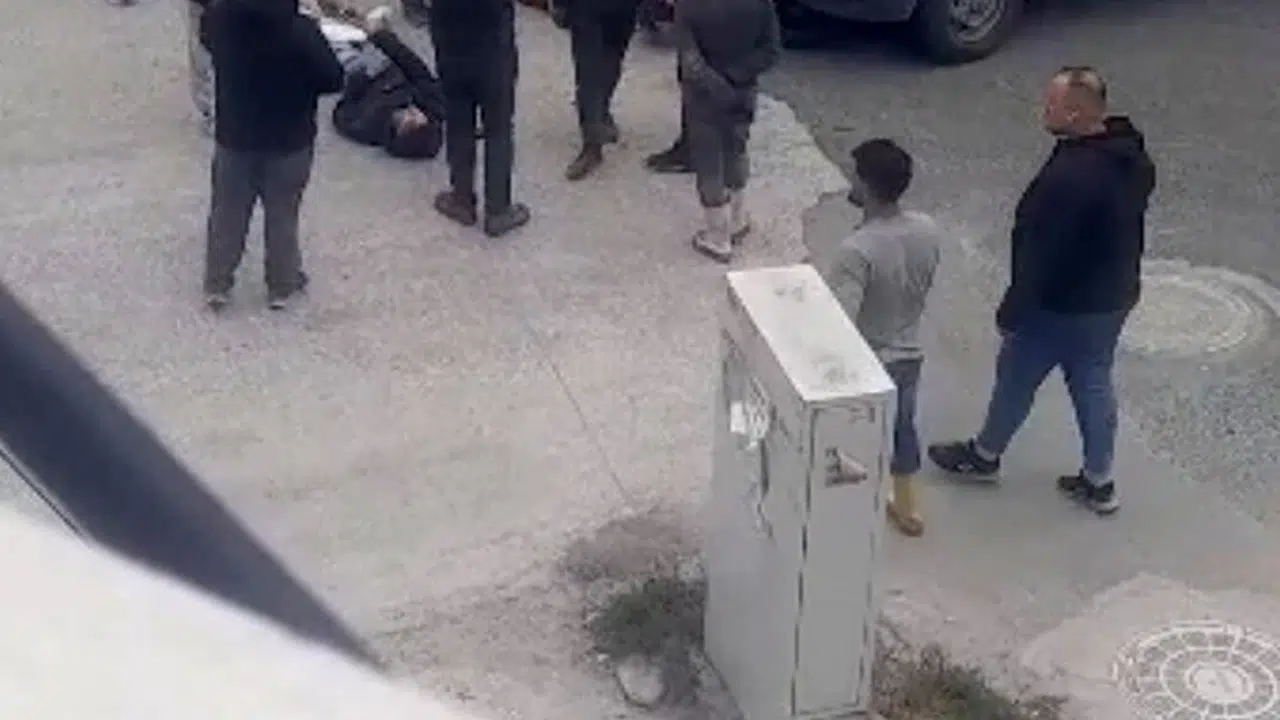 Kaza yerinde şaşkına çeviren anlar: Acısını unutup sigarasını yaktı