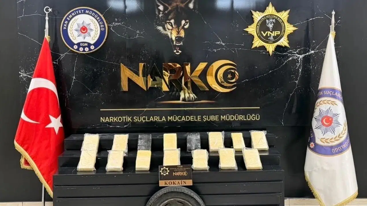 Van yolunda zehir tacirlerine darbe: 16 kiloluk sevkiyata geçit verilmedi