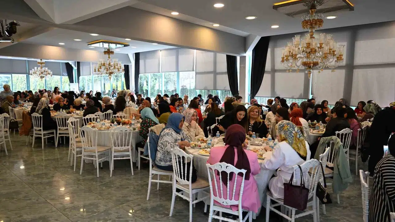 Gaziosmanpaşa’da anlamlı buluşma: Emekçi kadınlar Anneler Günü’nde bir araya geldi
