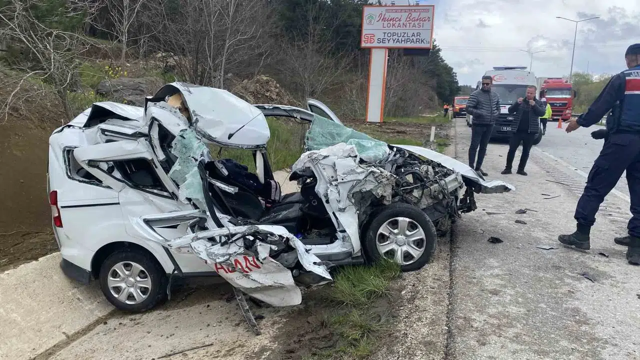 Çorum yolunda can pazarı: Tıra arkadan çarpan araçta 2 kişi ağır yaralandı