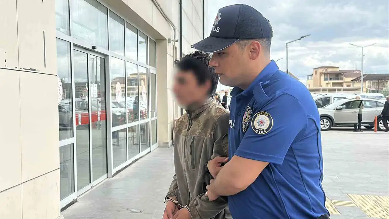 Burdur’da pes dedirten olay: Önce taksi çalmaya kalkıştı, ardından kendi evini ateşe verdi