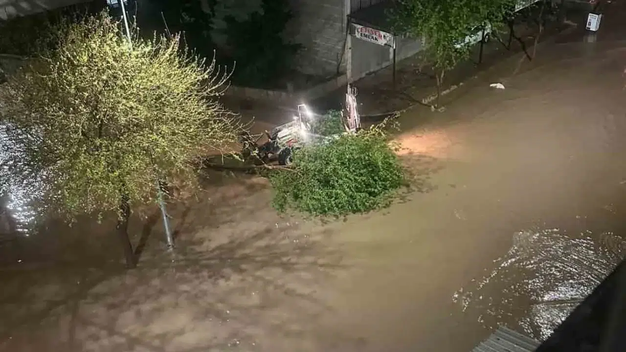 Siverek’te gökyüzü karardı: Aniden bastıran dolu ve sağanak hayatı durma noktasına getirdi