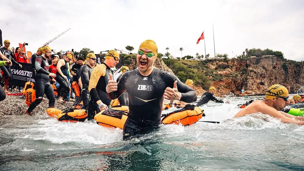 Akdeniz'in sularında dev buluşma: 27 ülkeden 750 sporcu Antalya'da kulaç attı