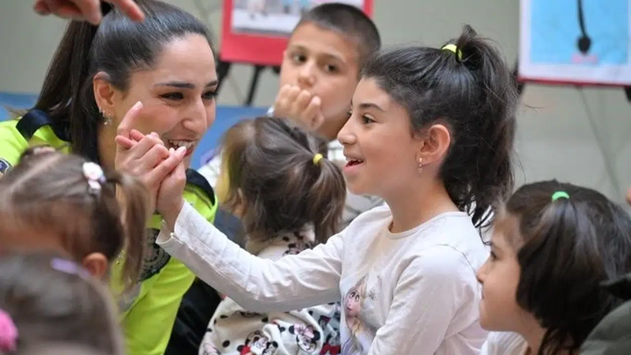 Eskişehir’de trafik bilinci sahneye taşındı: Hacivat ve Karagöz kuralları öğretti