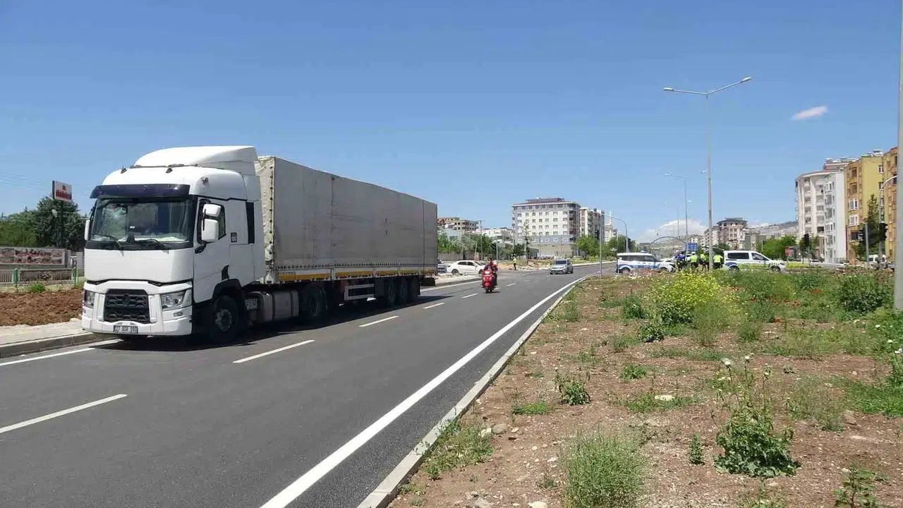 Kilis’te acı kaza: Kavşakta tır ile motosiklet çarpıştı, iki kişi yaşam mücadelesi veriyor