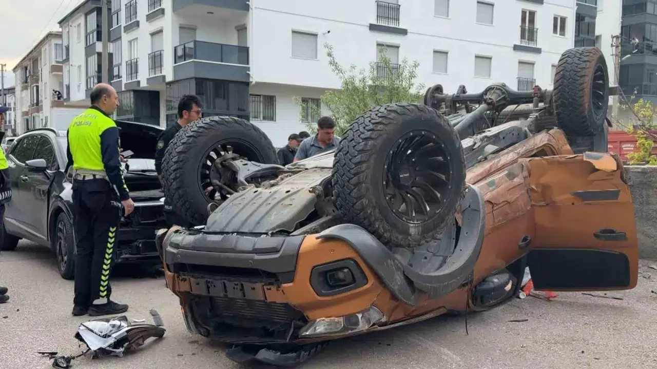 Aksaray’da dehşet anları: Kavşakta çarpışan araçlar bahçe duvarına savruldu