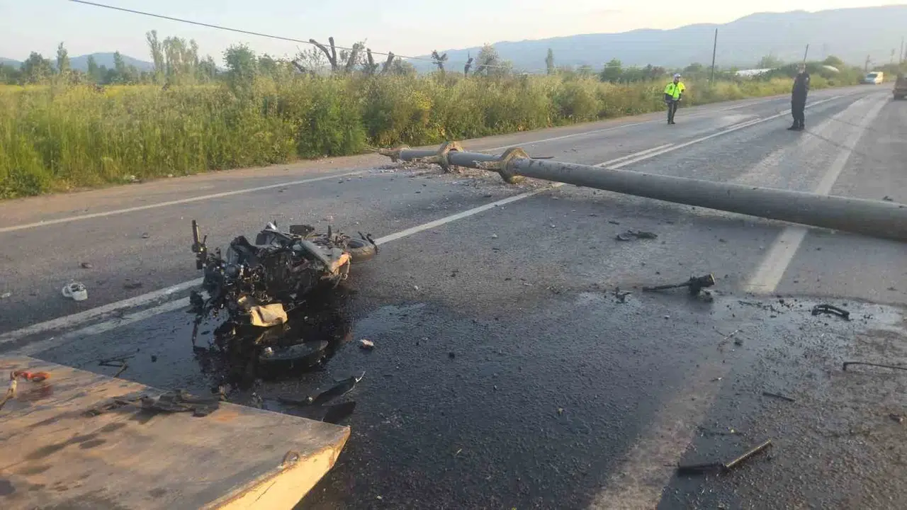 Sabahın ilk ışıklarında Orhangazi yolunda dehşet: Otomobil tarlaya uçtu, motosiklet devrilen direğe çarptı