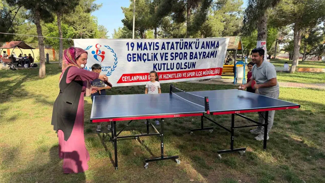 Ceylanpınar’da 19 Mayıs coşkusu parklara taştı: Raketler dostluk için sallandı
