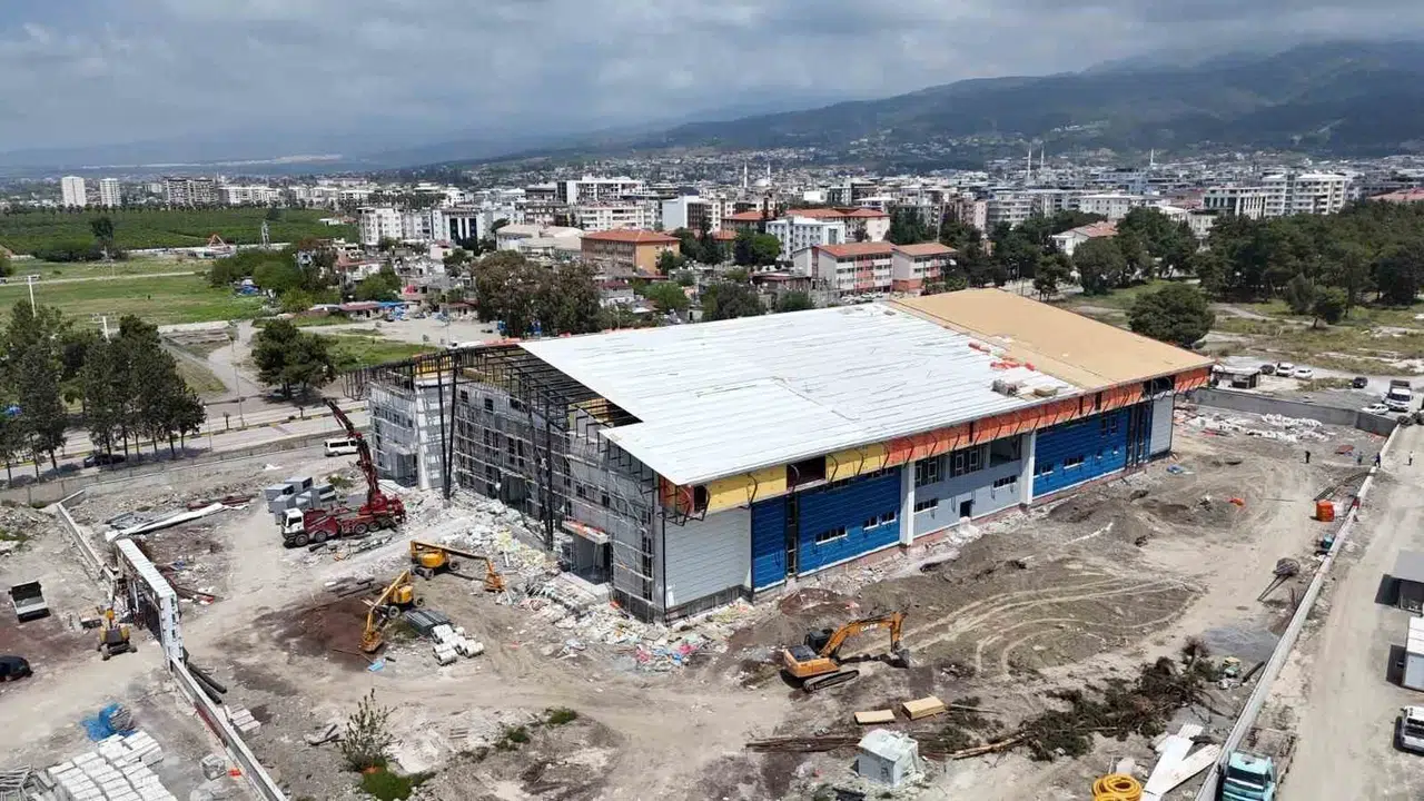 Dörtyol’un spor geleceği şekilleniyor: Başkan Öntürk dev tesisin inşaatını yerinde inceledi