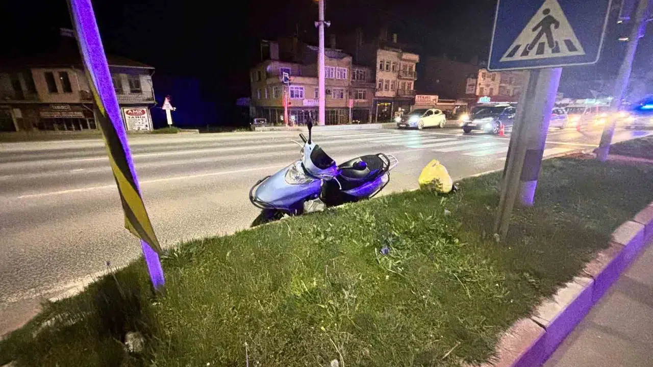 Tavşanlı’da motosiklet dehşeti: Kavşakta kontrolü kaybetti, 3 kişi hastanelik oldu