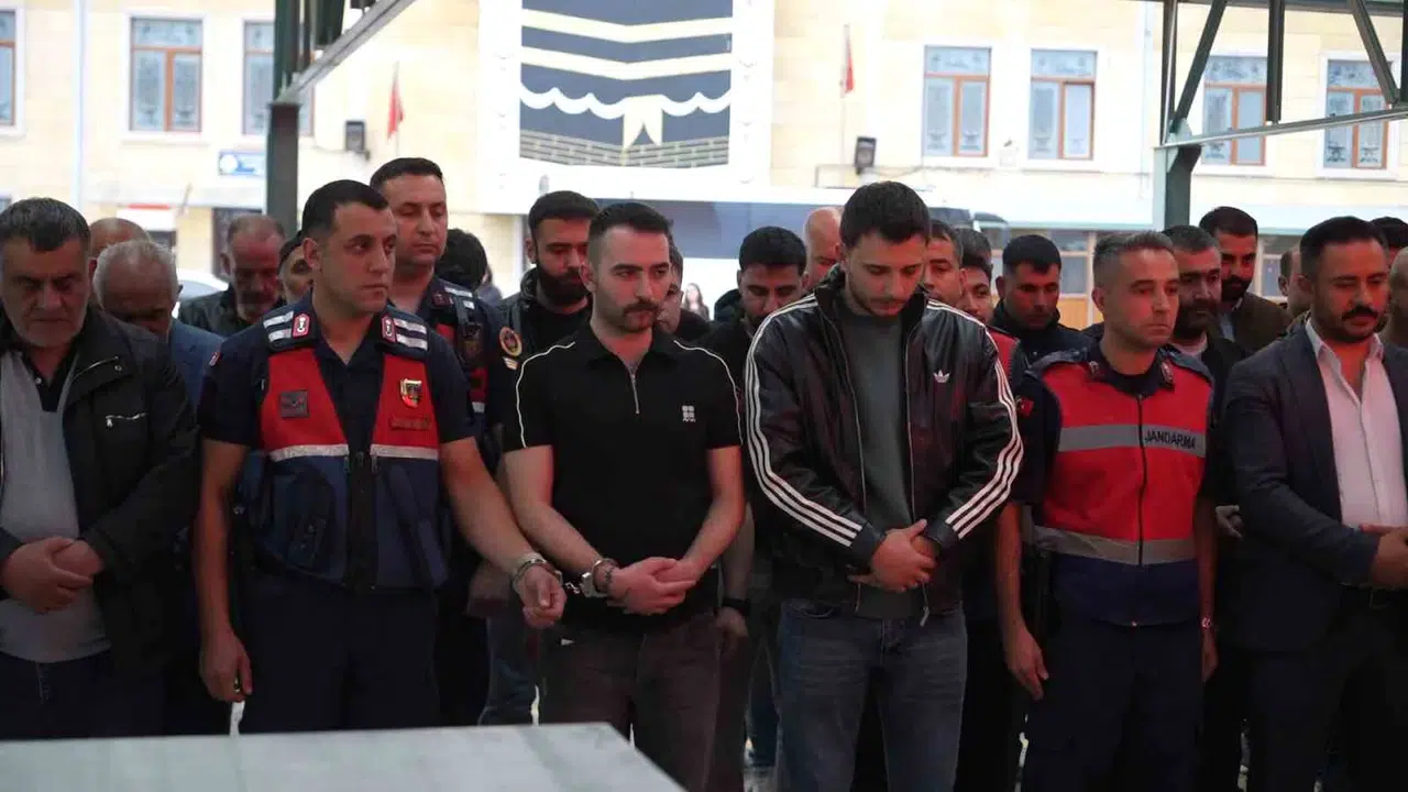 Mersin'deki katliamın kurbanı Niğde'de uğurlandı: Cezaevindeki oğlu son görev için getirildi