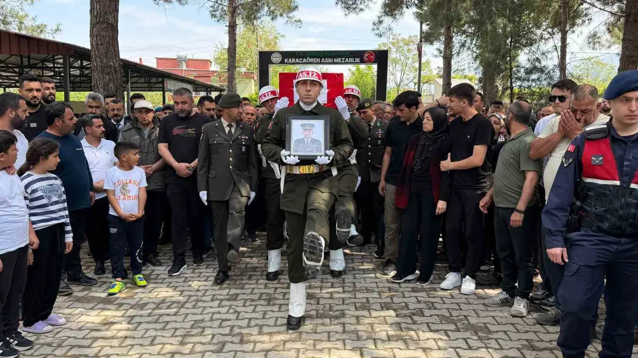 Kahraman astsubaya veda: Kanser mücadelesini kaybeden Rafık Saçmalı son yolculuğuna uğurlandı