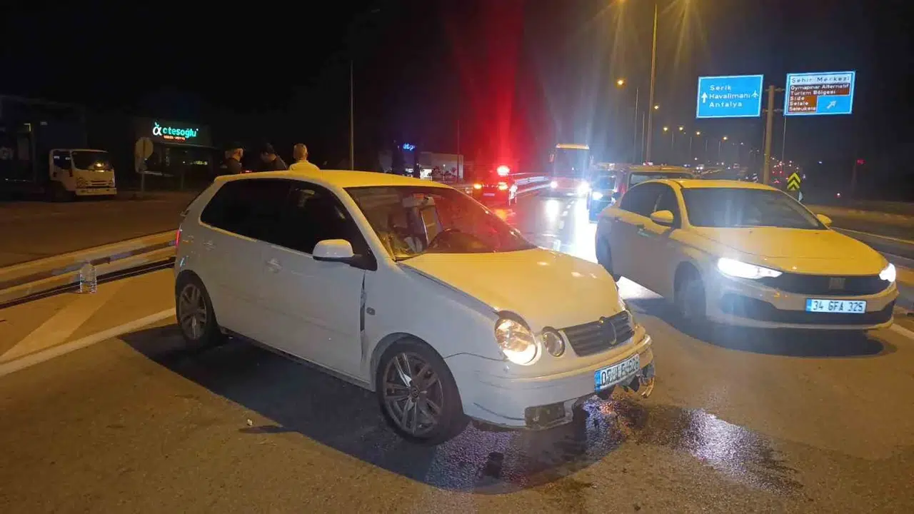 Manavgat'ta korkutan kaza: Kontrolden çıkan otomobil bariyerlere ok gibi saplandı