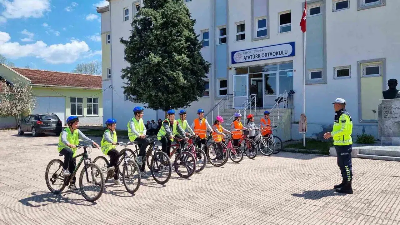 Minik öğrencilere trafik dersi: Jandarma ekipleri sahaya indi, kurallar oyunla öğretildi