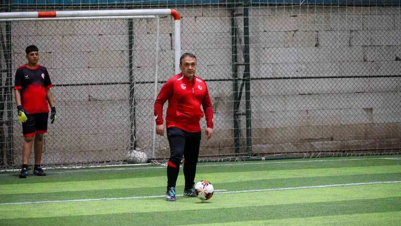 Vali sahaya indi, miniklerin neşesine ortak oldu: Protokolü bir kenara bıraktı, gol peşinde koştu