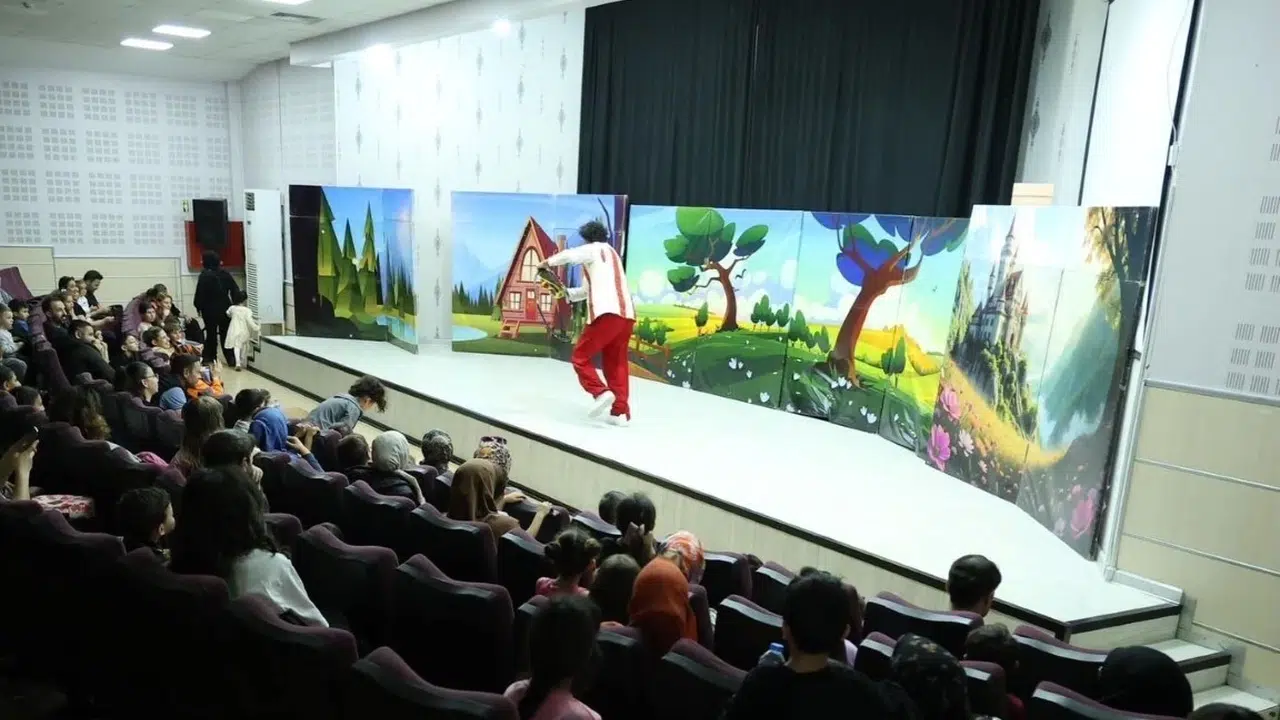 Sahne ışıkları minikler için yandı: Miyav Karnavalı ile dostluk mesajı verdiler
