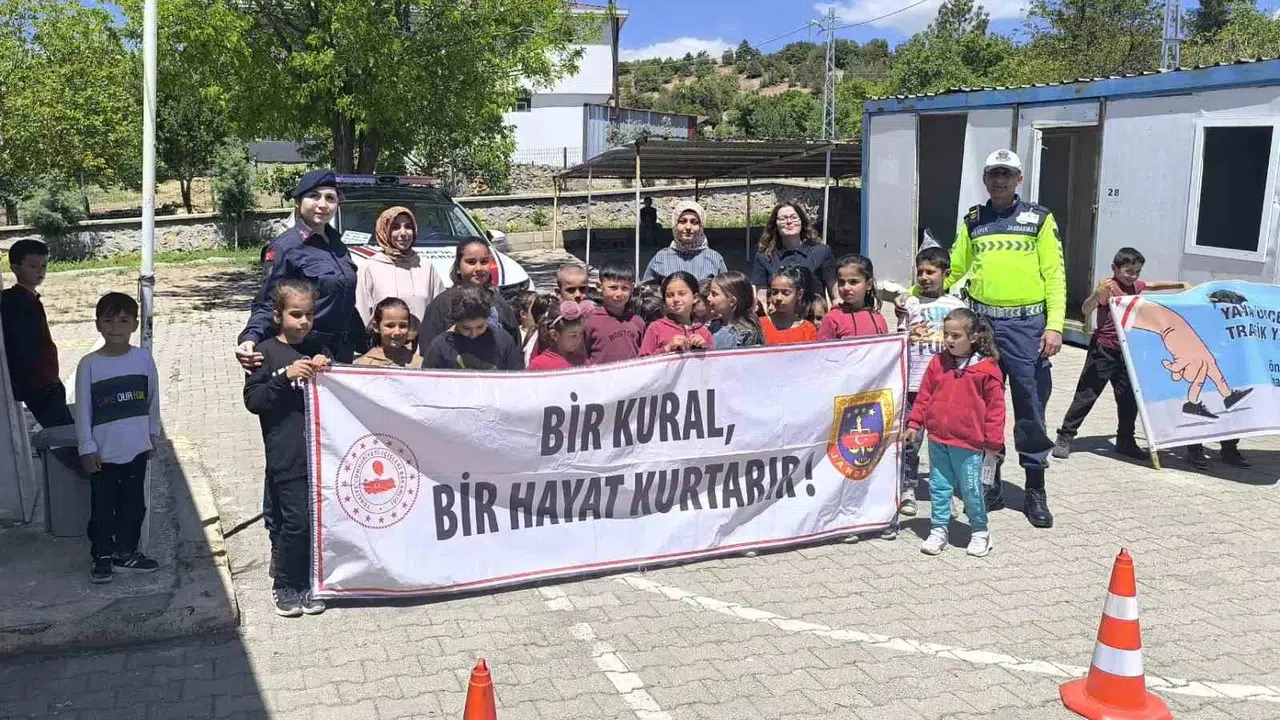 Geleceğin sürücüleri sıralarda yetişiyor: Minik öğrencilere hayati ders