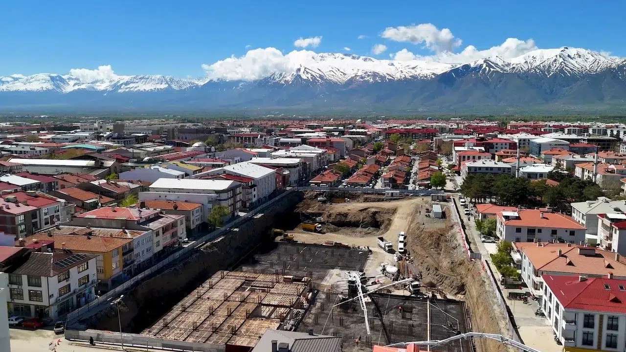 Erzincan’da dev dönüşüm start aldı: Modern çarşı için ilk harç döküldü