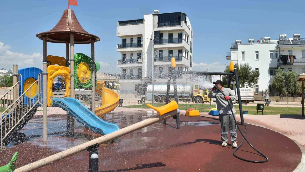 Kepez’de çocukların neşesi hijyenle korunuyor: Parklar yaza pırıl pırıl hazırlanıyor