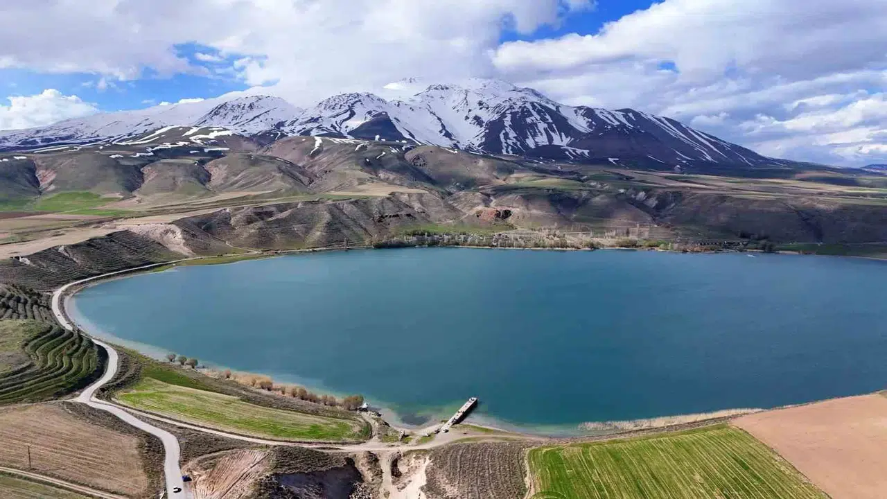 Zirvede bahar şöleni: Süphan Dağı ve Aygır Gölü kartpostallık görüntülere sahne oluyor