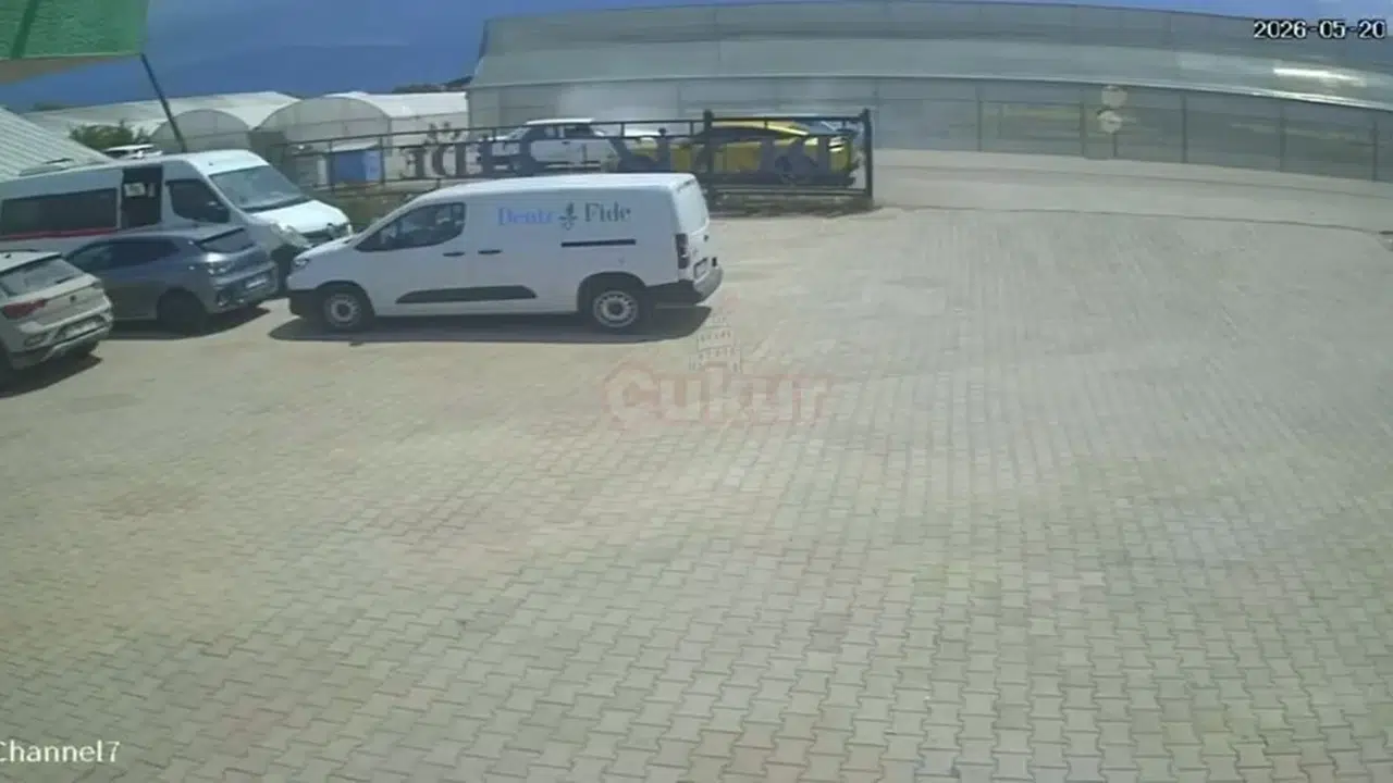 Kumluca’da dehşet anları: Hamile kadın araçta sıkıştı, kaza saniye saniye kaydedildi
