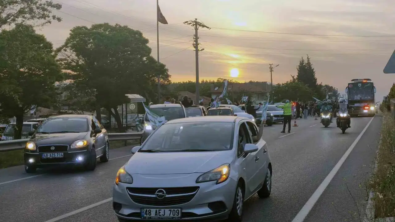 Muğla sokakları şampiyonluk ateşiyle yandı: 1. Lig coşkusu konvoyla kutlandı