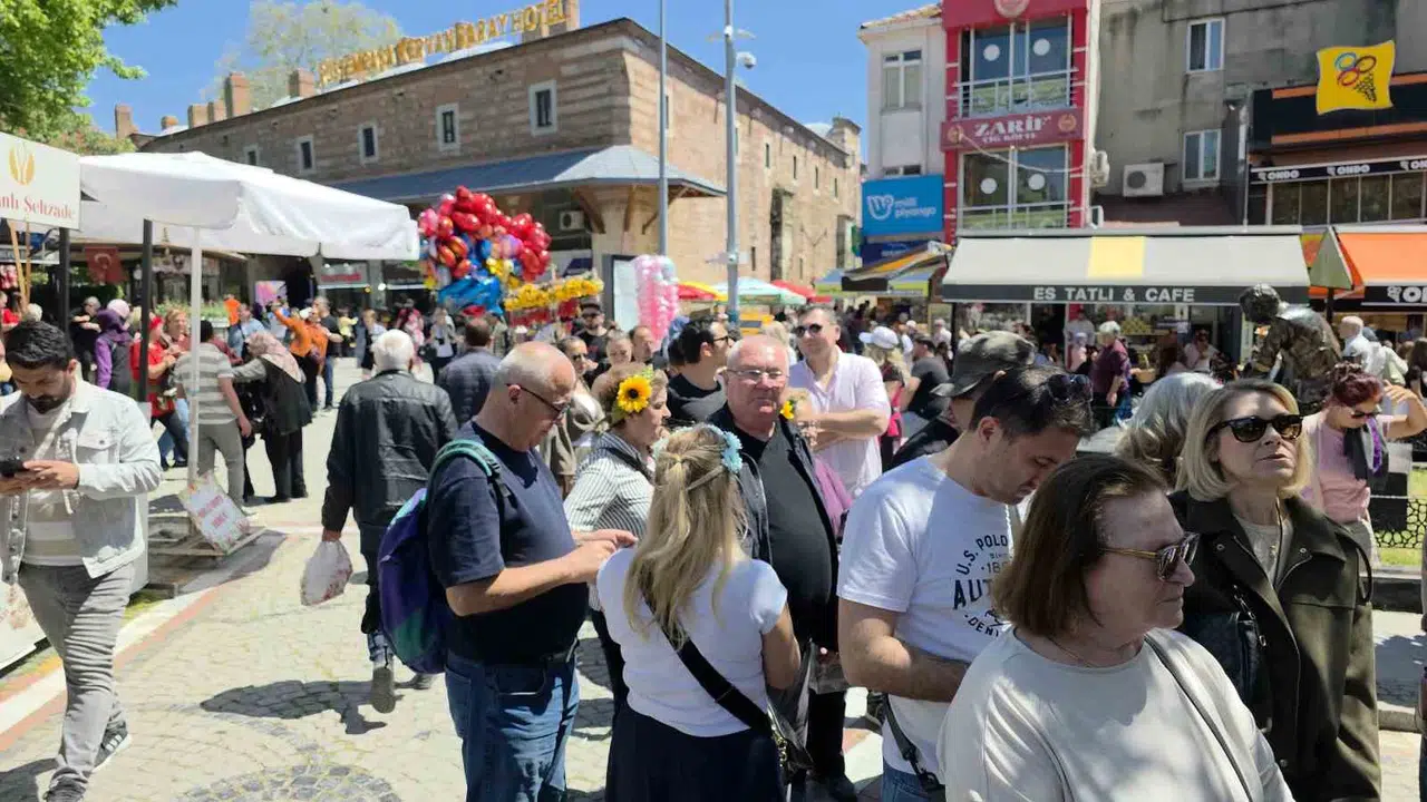Edirne’de baharın müjdecisi Kakava bereketi: Ciğercilerde adım atacak yer kalmadı