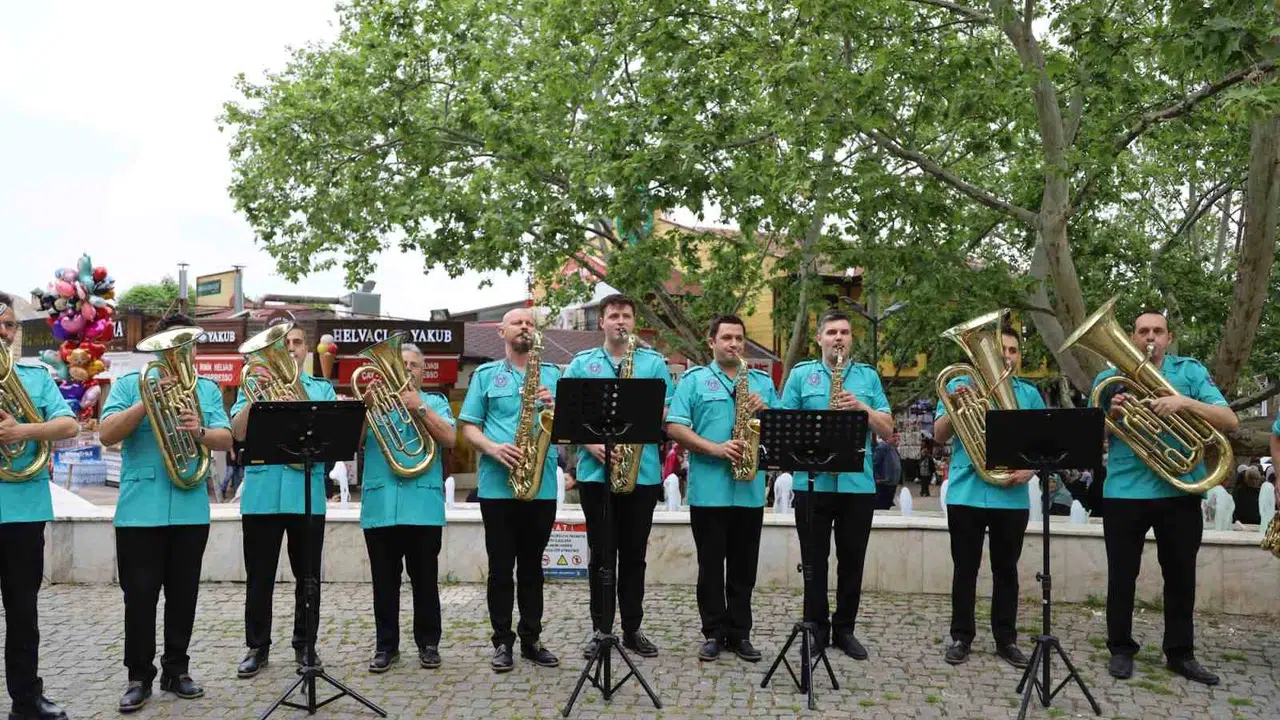 Bursa’da bahar akşamları notalarla şenlendi: Tarihi meydanda müzik ziyafeti