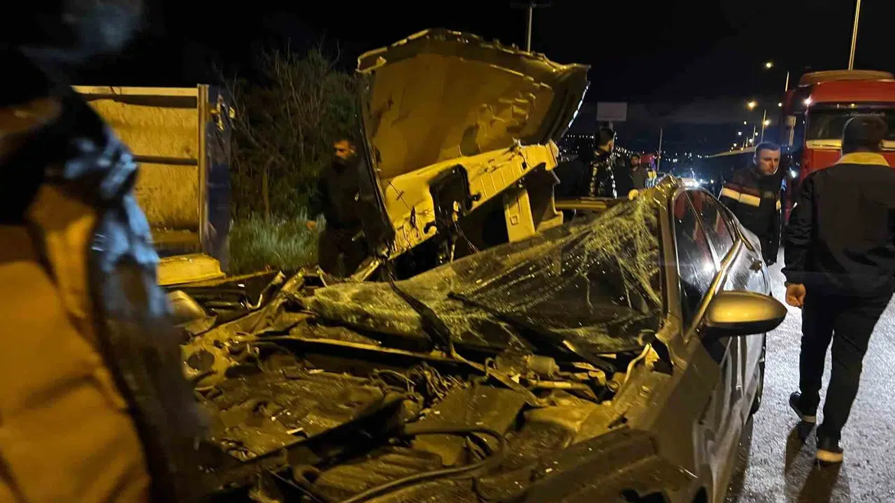 Kilis-Öncüpınar yolunda dehşet anları: Park halindeki tıra çarpan otomobilde can pazarı