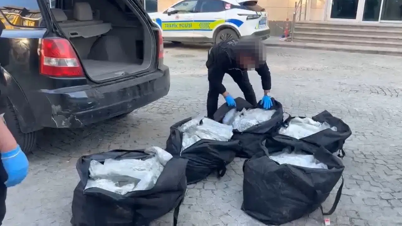 Edirne'de zehir tacirlerine geçit yok: Moldova plakalı araçtan 90 kilo skunk çıktı