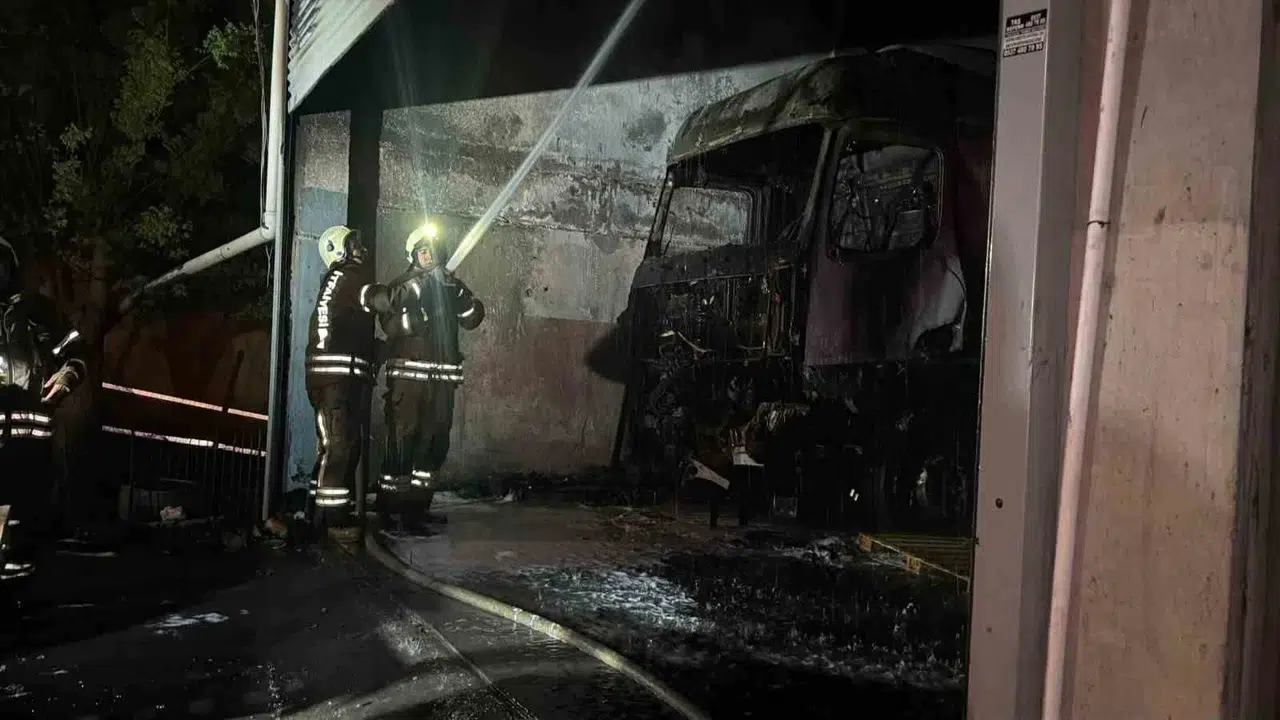 Gece yarısı sanayi sitesinde korku dolu anlar: Tamirhanedeki tır alevlere teslim oldu