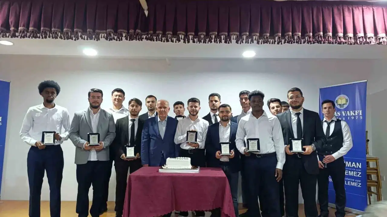 Kastamonu'da duygusal veda: İhlas Vakfı öğrencileri kep attı