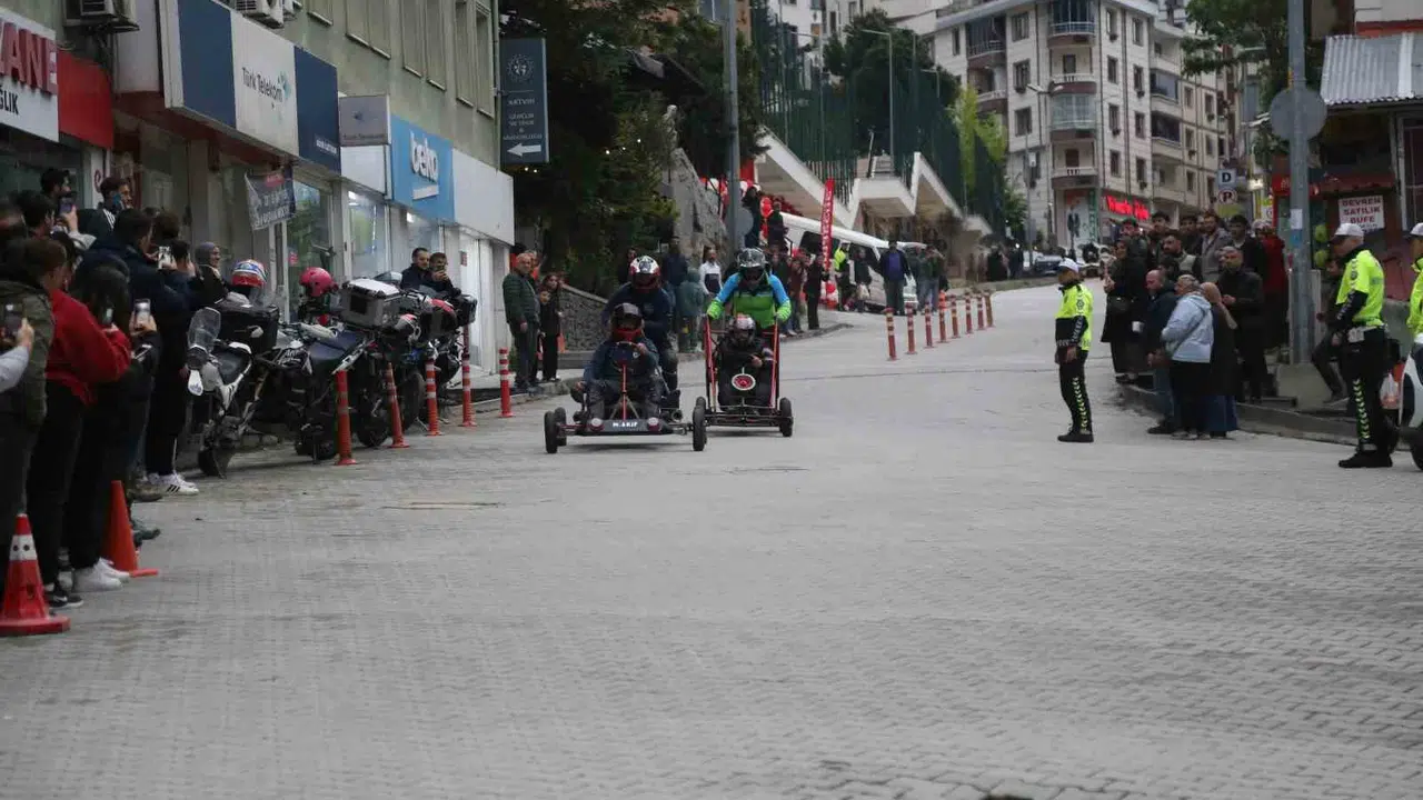 Çöpten çıkan hız tutkusu: Artvin’de hurda araçlarla nefes kesen yarış